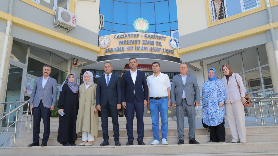 Şahinbey Mehmet Emin Er Kız Anadolu İmam-Hatip Lisesi Destekleme Ve Yetiştirme Kursları İle YKS'ye Hazırlanan Öğrencilerimizi İl Millî Eğitim Müdürümüz Dr. Erdal Kılınç İle Şahinbey İlçe Millî Eğitim Müdürü Eyüp Güneş Ziyaret Etti. 