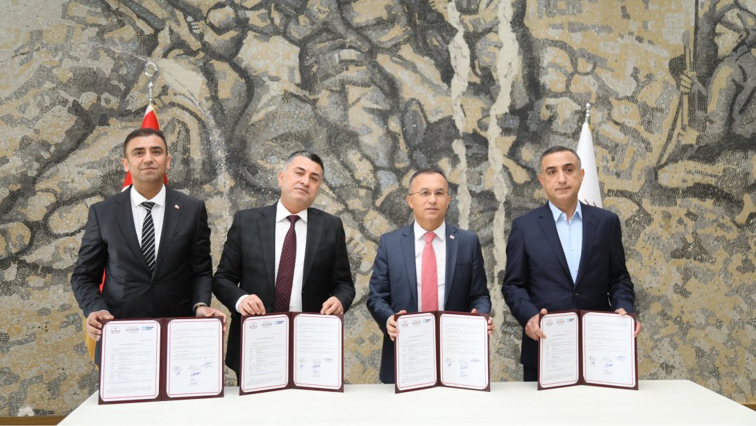 Gazi Şehrin 9 İlçesinde Eğitim Öğretime Devam Eden 45000 Öğrenciye Erdem Soft Ailesi Tarafından Ayakkabı Takdimini İçeren İş Birliği Protokolü İçin İmzalar Atıldı.