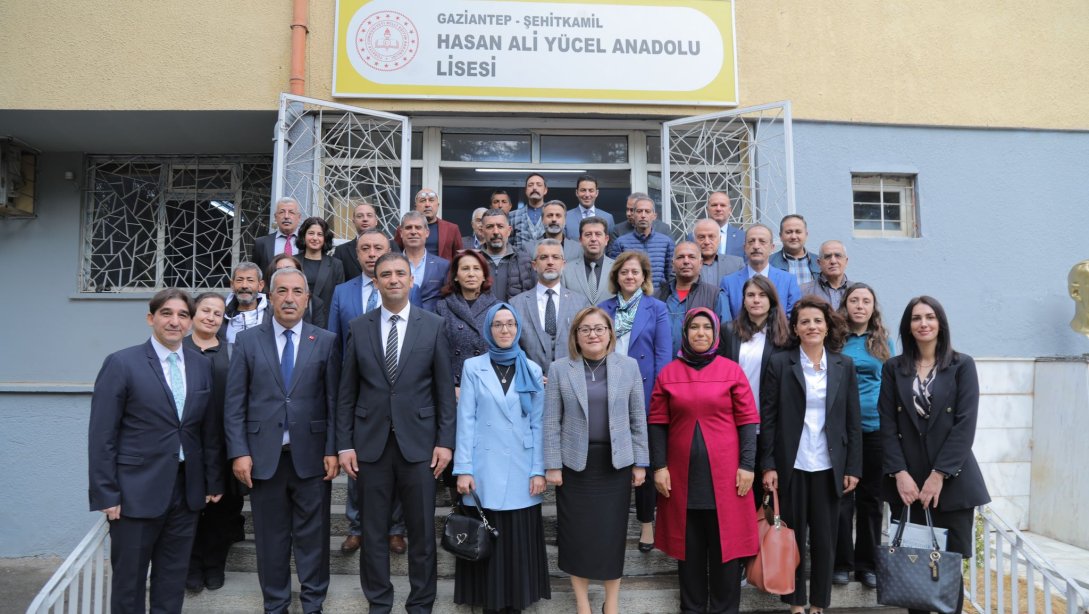 Gaziantep Büyükşehir Belediye Başkanı Sayın Fatma Şahin Ve İl Millî Eğitim Müdürümüz Dr. Erdal Kılınç; Haftanın İlk Ders Gününde Hasan Ali Yücel Anadolu Lisesinin Öğrenci, Öğretmen Ve Okul Yöneticileri İle Bir Araya Geldiler.