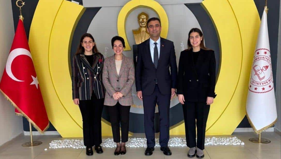 SosyalBen Vakfı Mütevelli Heyeti Başkanı Ece Çiftçi, Yönetim Kurulu Üyesi Elif Konukoğlu Kara Ve SosyalBen Gönüllüsü Zeynep Konukoğlu Özyurt İl Millî Eğitim Müdürümüz Erdal Kılınç'ı Ziyaret Ettiler.