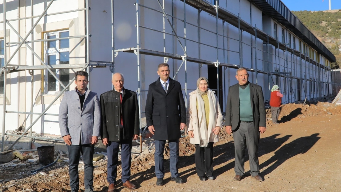 İl Millî Eğitim Müdürümüz Erdal Kılınç, Nurdağı İlçe Millî Eğitim Müdürü Musa Yıldırım'la Kartal İlk Ve Ortaokulu Binasında İncelemelerde Bulunarak Yetkililerden Bilgi Aldı.