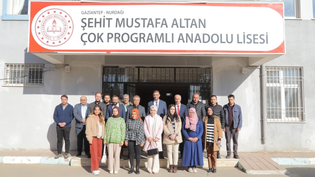 İl Millî Eğitim Müdürümüz Erdal Kılınç ve Nurdağı İlçe Millî Eğitim Müdürü Musa Yıldırım, Şehit Mustafa Altan Çok Programlı Anadolu Lisesinde Öğretmen Ve Okul Yöneticileri İle Bir Araya Gelerek İstişarelerde Bulundular.