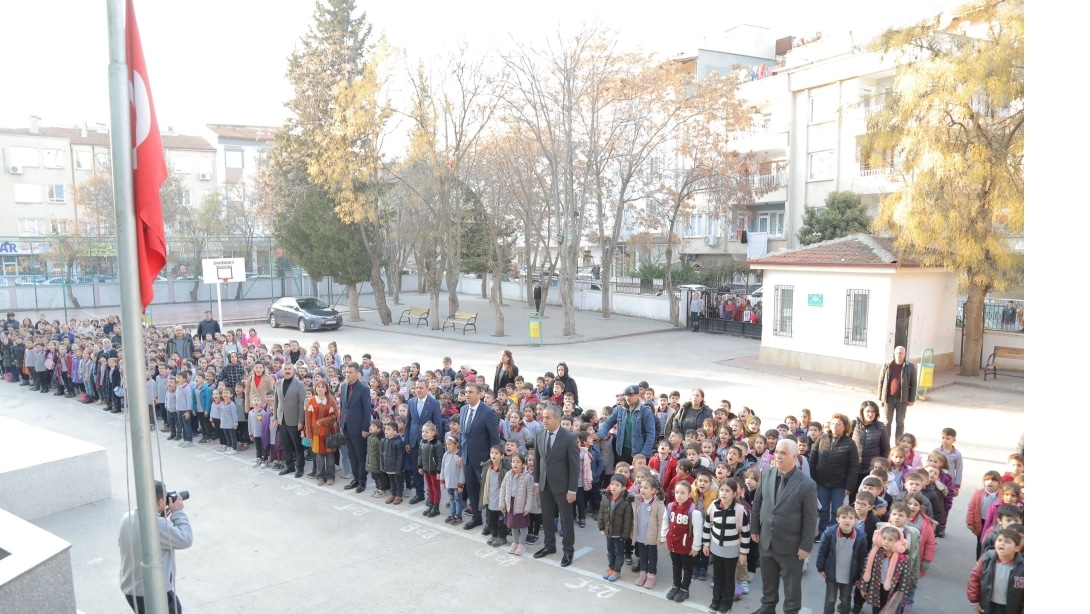 İstiklal Marşı'nın Gür Sesi, Ay Yıldızlı Bayrağın Nurlu Gölgesi ile Bahattin Kayalı İlkokulunda Bayrak Törenindeyiz.