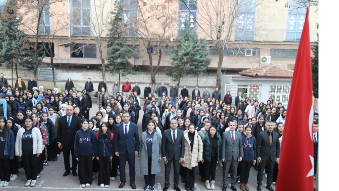 İstiklal Marşı'nın Gür Sesi, Ay Yıldızlı Bayrağın Nurlu Gölgesi ile Hacı Muzaffer Bakbak Mesleki ve Teknik Anadolu Lisesinde Bayrak Törenindeyiz