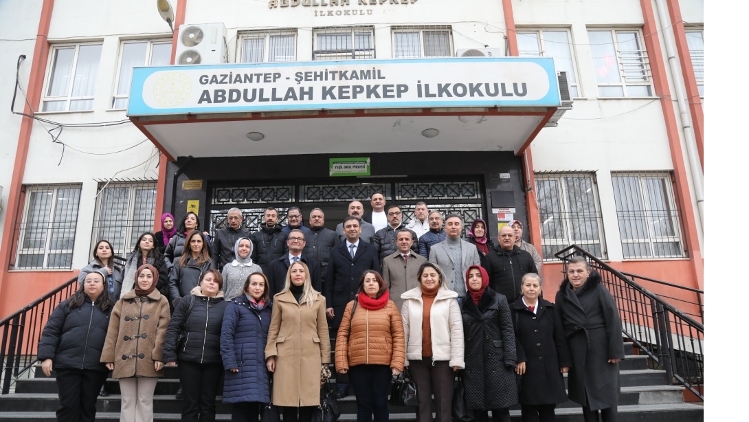 İstiklal Marşı'nın Gür Sesi, Ay Yıldızlı Bayrağın Nurlu Gölgesi ile Abdullah Kepkep İlkokulunda Bayrak Törenindeyiz