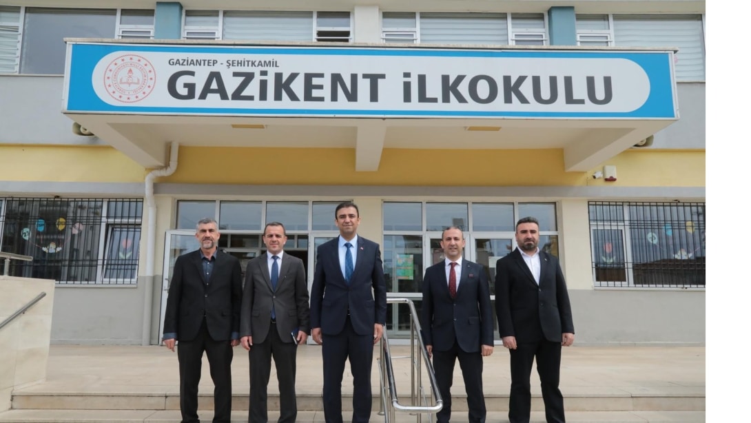 İstiklal Marşı'nın Gür Sesi, Ay Yıldızlı Bayrağın Nurlu Gölgesi ile Gazikent İlkokulunda Bayrak Törenindeyiz...