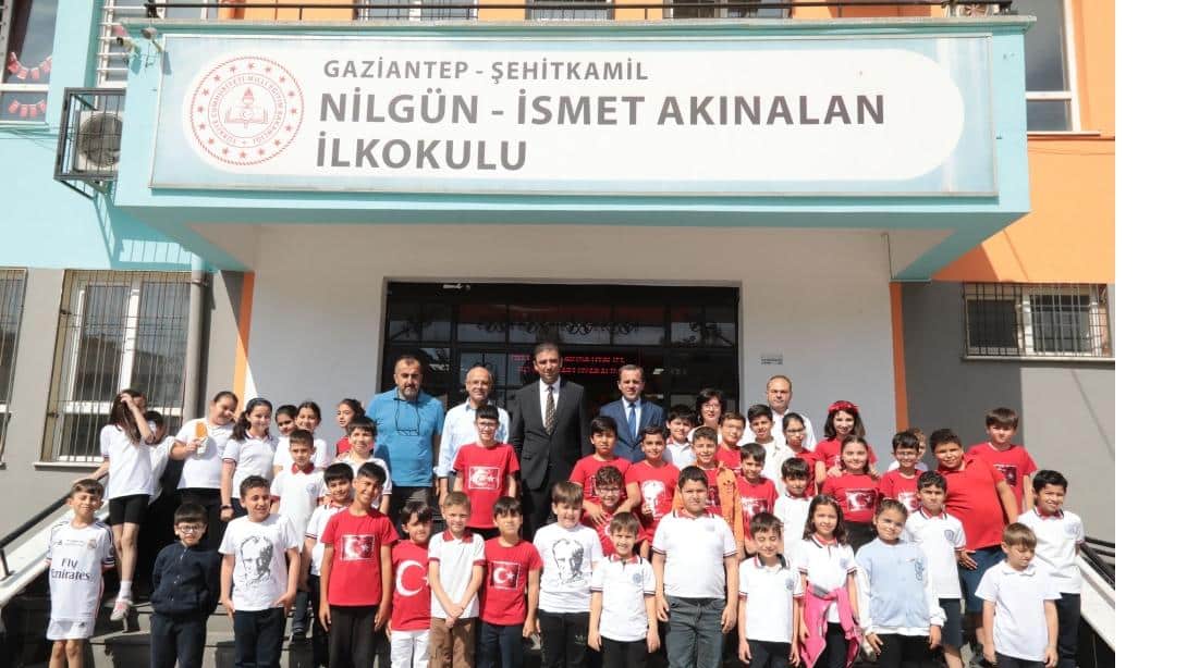 İstiklal Marşı'nın Gür Sesi, Ay Yıldızlı Bayrağın Nurlu Gölgesi ile Nilgün - İsmet Akınalan İlkokulunda Bayrak Törenindeyiz