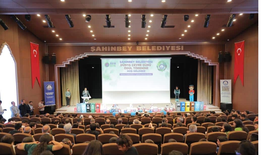 İl Millî Eğitim Müdürümüz Dr. Erdal Kılınç, Şahinbey Belediyesi Dünya Çevre Günü Ödül Töreni'ne Katıldı.