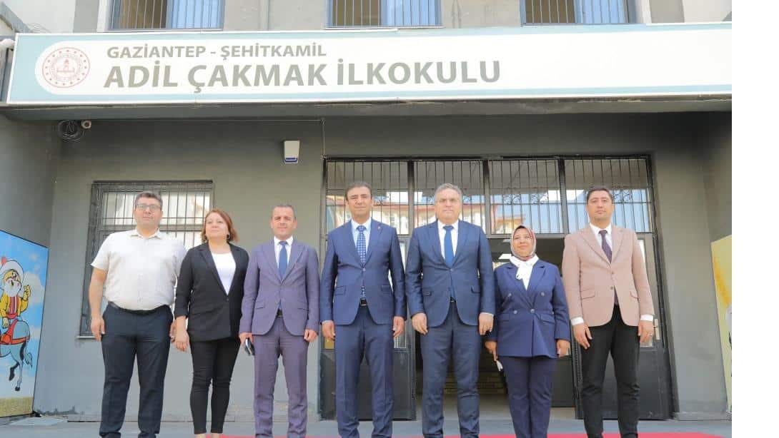 İstiklal Marşı'nın Gür Sesi, Ay Yıldızlı Bayrağın Nurlu Gölgesi ile Adil Çakmak İlkokulunda Bayrak Törenindeyiz!